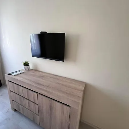 Апартамент Harmony Apartment- 4 People- New Modern Flat-by The Sea *