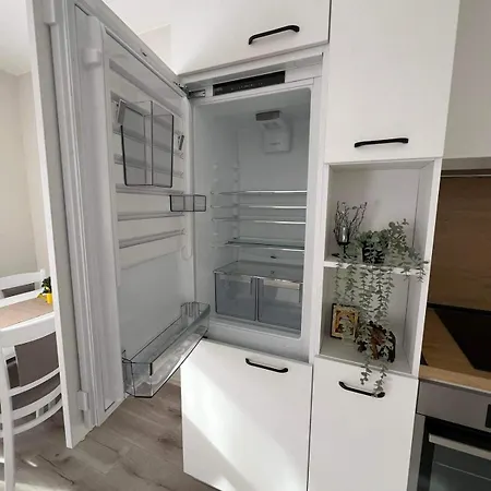 Harmony Apartment- 4 People- New Modern Flat-by The Sea Апартамент Варна